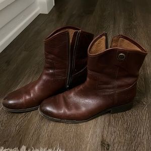 Super cute short Frye Melissa boots, brown